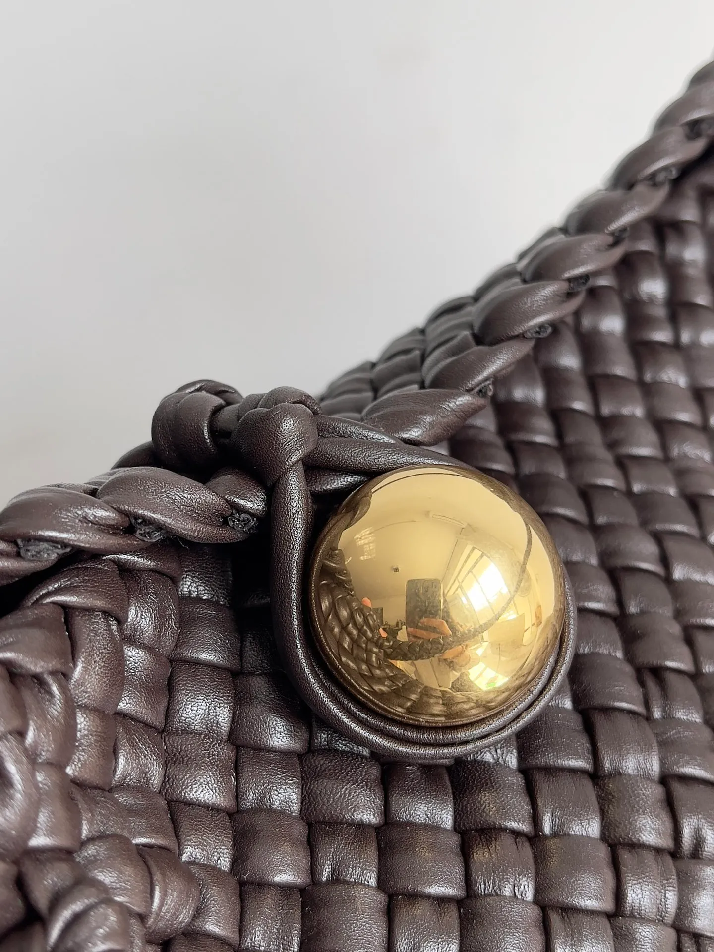 Batch 5760 BV collectible small woven handbags are really YYDS!! Bottega Veneta’s most classic small woven handbags are back! ! We use the highest quality leather with the highest craftsmanship❤️ to create the most expensive works. We have created the original Intrecciato leather weaving process❤️ This unique traditional exclusive leather weaving method has not only become our logo but also reflects the time-consuming and labor-intensive craftsmanship of our products❤️ The new TOSCA handbag must be a selection worth collecting🆕 Style number: 716974 Size: 27*9*18cm